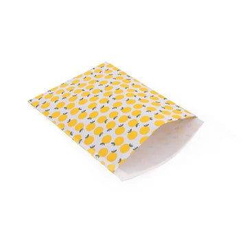 Cadeauzakje maat M (12x19 cm) met Lemon Drops patroon in geel op witte achtergrond – Liefs en Lintjes