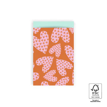 Cadeauzakje maat M (12x19 cm) met Love Hearts patroon in roze harten op oranje achtergrond met mint sluiting – Liefs en Lintjes