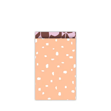 Cadeauzakje maat M (12x19 cm) met peachkleurige achtergrond en witte stippen – Liefs en Lintjes