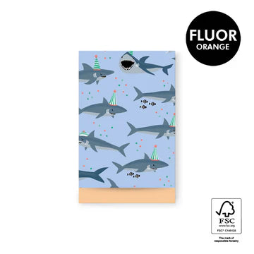 Cadeauzakje maat M (12x19 cm) met Party Sharks print op glanzend blauw met feesthoedjes en fluor oranje details – Liefs en Lintjes