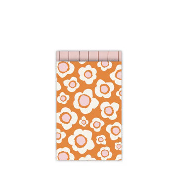 Cadeauzakje maat M (12x19 cm) met Retro Flowers bloemenprint in oranje, wit en roze met lichtroze bovenrand – Liefs en Lintjes