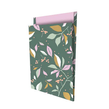 Cadeauzakje XL met bladeren in roze, mint en oranje op groene achtergrond – Liefs en Lintjes