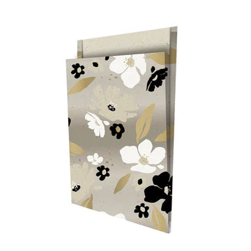Cadeauzakje XL met bloemen in zwart, wit en goud op beige/graspapier – Liefs en Lintjes