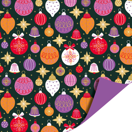 Colorful Christmas cadeaupapier met kerstballen, sterren en belletjes op donkergroene achtergrond – Liefs en Lintjes