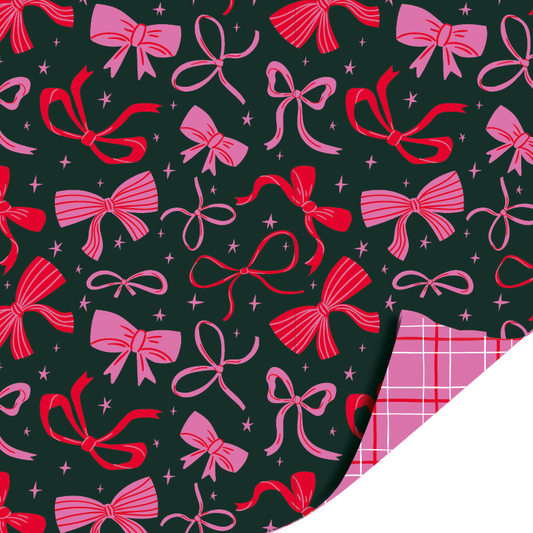Festive Bows cadeaupapier met rode en roze strikken en roze/rood ruitjes binnenzijde – Liefs en Lintjes