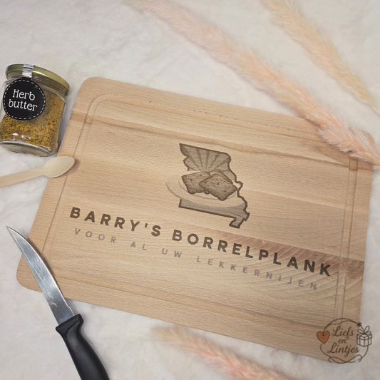 Beukenhouten snijplank met persoonlijke gravure van afbeelding en tekst, gepresenteerd als borrelplank