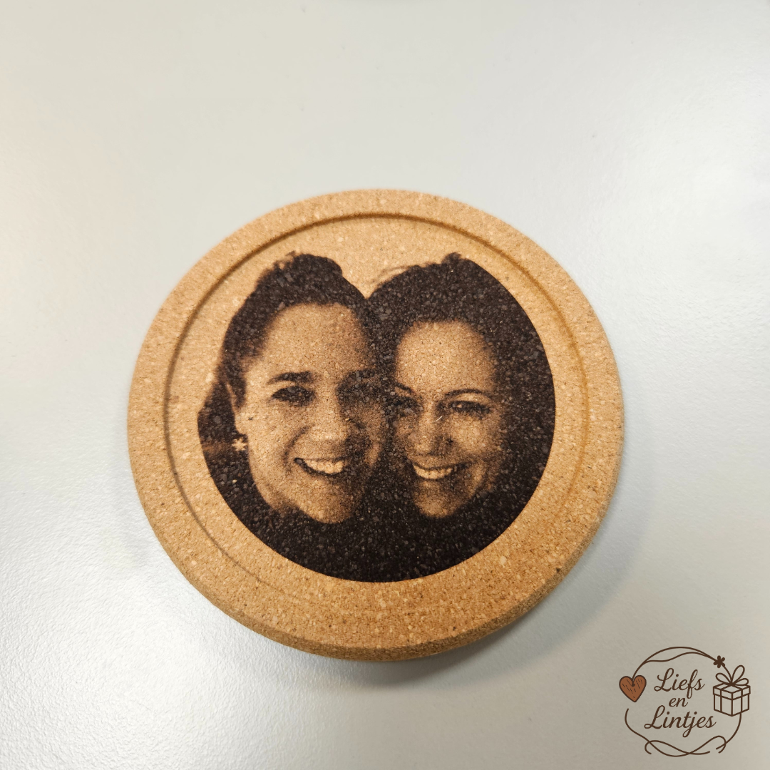 Gepersonaliseerde kurken onderzetter met gegraveerd ontwerp – Liefs en Lintjes