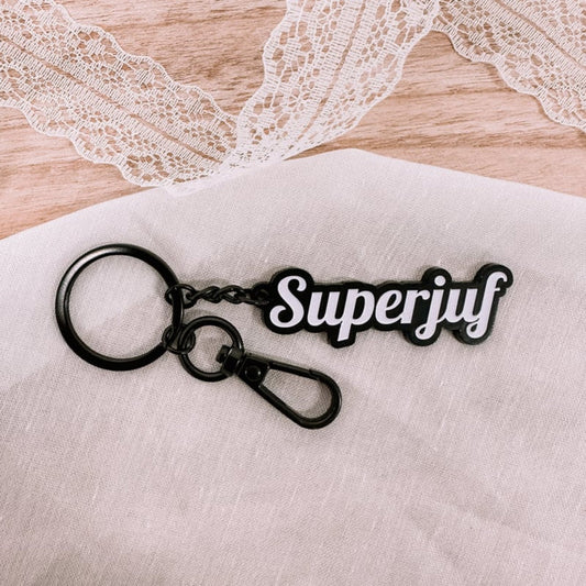 Zwarte sleutelhanger Superjuf van mat metaal – Liefs en Lintjes 🔑🖤