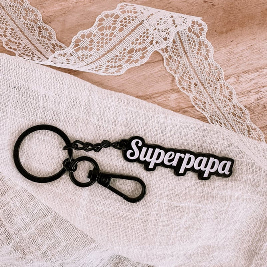 Zwarte sleutelhanger Superpapa van mat metaal – Liefs en Lintjes 💙🔑