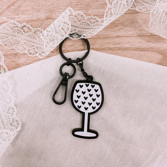 Sleutelhanger wijnglas met hartjes in mat zwart metaal – Liefs en Lintjes 🍷❤️