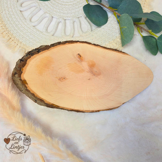 Boomschijf snijplank Bosrand – natuurproduct met bast – zelf ontwerpen – Liefs en Lintjes