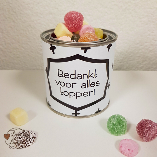 Snoepblik met tekst “Bedankt voor alles topper!” gevuld met tum tum – Liefs en Lintjes