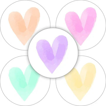 Set van 10 stickers (35mm) met een pastel aquarel hart in vijf verschillende kleuren. Perfect voor Valentijnsdag en liefdevolle cadeaus.