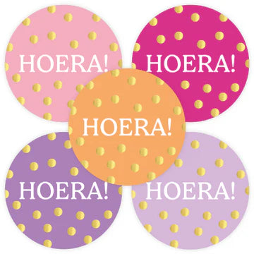 Sticker Hoera! (40mm, Set van 10) – Mix van Kleuren met Gouden Stippen

