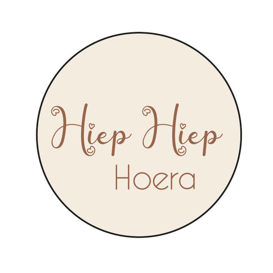 Ronde sticker met tekst "Hiep Hiep Hoera" in bruin lettertype op beige achtergrond – Liefs en Lintjes