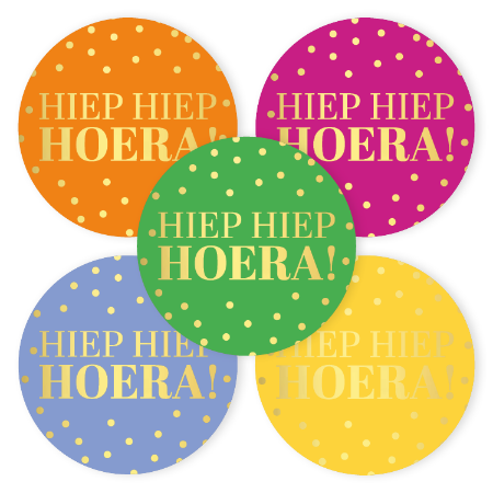 Stickers Hiep Hiep Hoera in oranje, roze, groen, blauw en geel met stipjes 50mm – set van 10 – Liefs en Lintjes