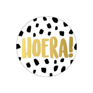 Stickers Hoera! (40mm) – Gouden Letters met Zwarte Vlekken van Liefs en Lintjes