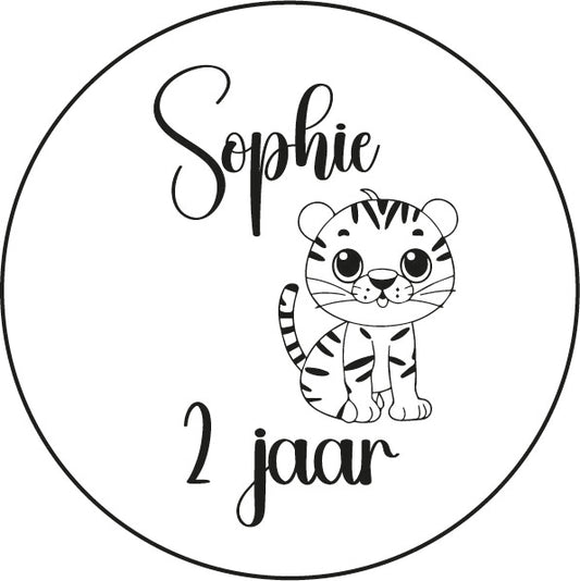 Traktatiesticker Baby Tijger [Naam] [Leeftijd] – zwart opdruk op ronde sticker van 5 cm – Liefs en Lintjes