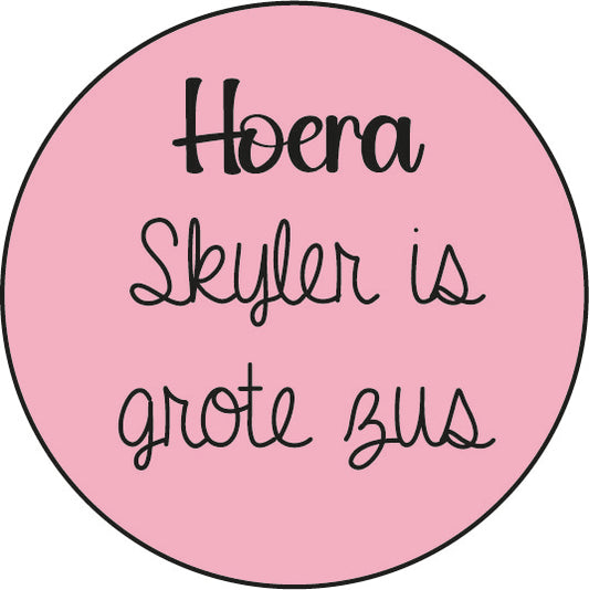 Traktatiesticker Hoera [Naam] is Grote Zus – zwart opdruk op ronde sticker van 5 cm – Liefs en Lintjes