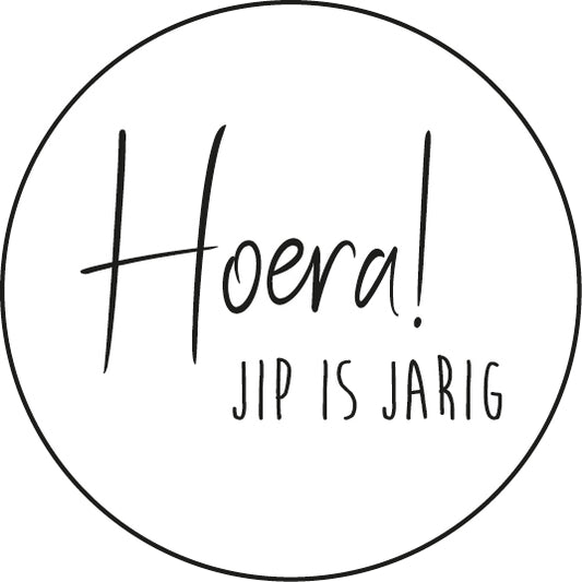 Traktatiesticker Hoera! [Naam] is Jarig – zwart opdruk op ronde sticker van 5 cm – Liefs en Lintjes