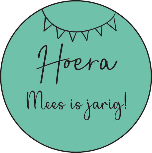 Traktatiesticker Hoera [Naam] is Jarig! Vlaggenlijn – zwart opdruk op ronde sticker van 5 cm – Liefs en Lintjes