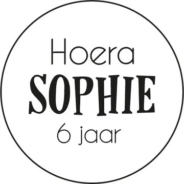 Traktatiesticker Hoera [Naam] Groot – zwart opdruk op ronde sticker van 50 mm – Liefs en Lintjes